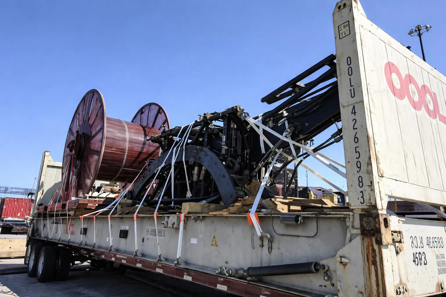 Консолідація високого негабаритного та габаритного обладнання на Flatrack для доставки з США до України